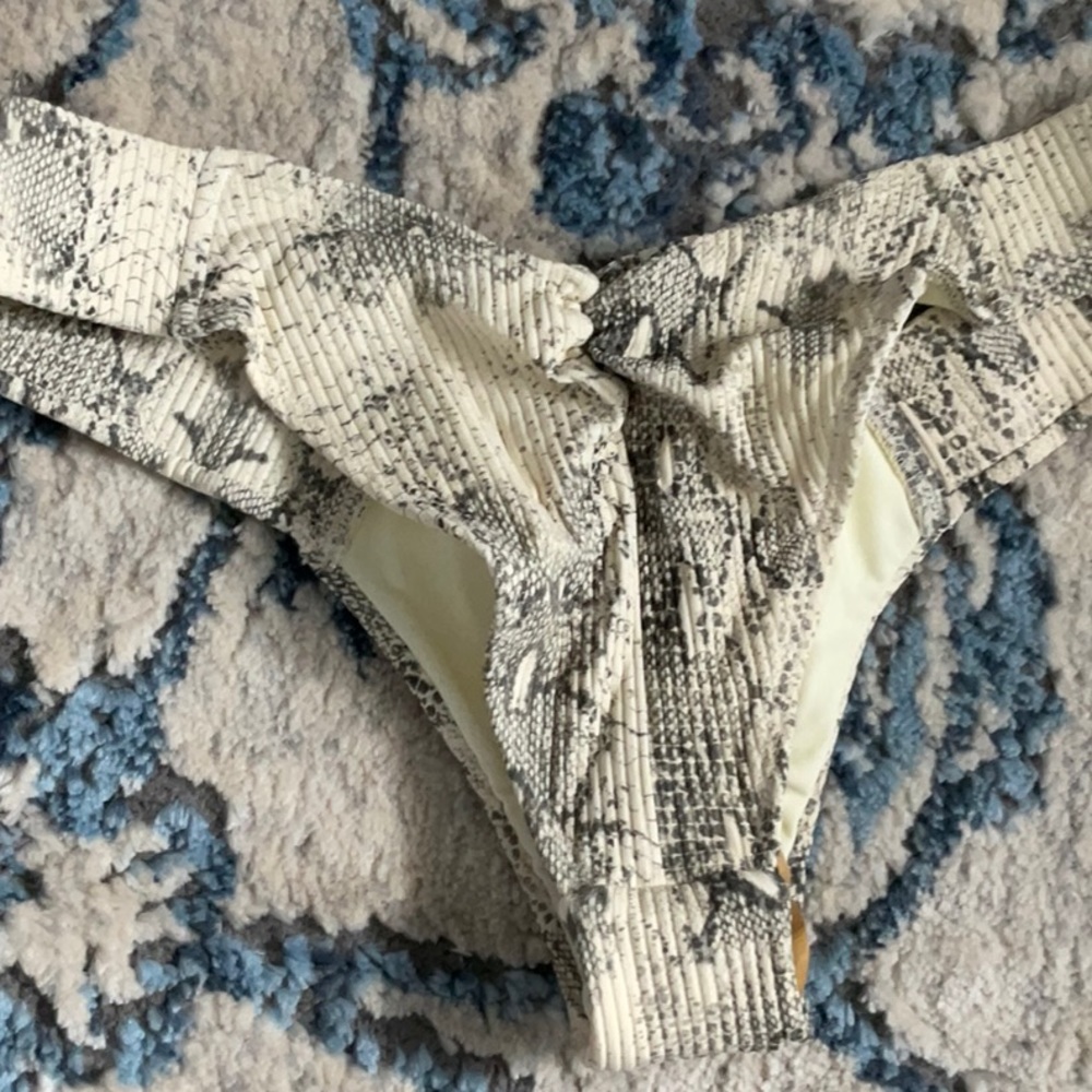 Bikini! - Picture 4 of 8